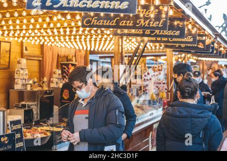 Les gens qui magasinent pour la nourriture et les boissons alsaciennes à Noël AMrket Banque D'Images