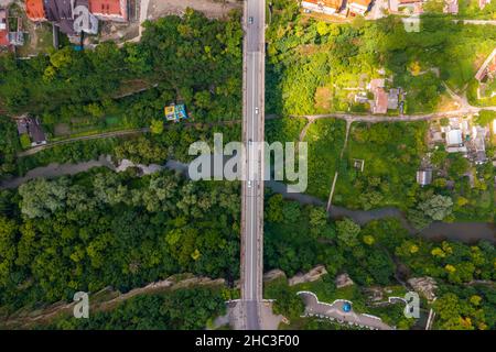 Vue aérienne du magnifique pont qui traverse la vallée verdoyante. Banque D'Images