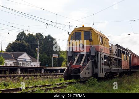 Matériel ferroviaire d'enlèvement de la neige SM-2GM à la gare, chemins de fer russes: Shemyakino, Russie - août 2021 Banque D'Images