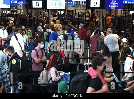 Orlando, États-Unis.23rd décembre 2021.Les gens sont vus dans une ligne de point de contrôle de sécurité de la TSA à l'aéroport international d'Orlando deux jours avant Noël.en raison de l'augmentation et de la propagation des infections covid-19 et Omicron variante, les voyageurs de vacances prennent des précautions supplémentaires en se faisant tester pour le virus avant de se retrouver avec la famille et les amis.Crédit : SOPA Images Limited/Alamy Live News Banque D'Images