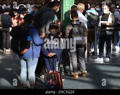 Orlando, États-Unis.23rd décembre 2021.Les gens sont vus dans une ligne de point de contrôle de sécurité de la TSA à l'aéroport international d'Orlando deux jours avant Noël.en raison de l'augmentation et de la propagation des infections covid-19 et Omicron variante, les voyageurs de vacances prennent des précautions supplémentaires en se faisant tester pour le virus avant de se retrouver avec la famille et les amis.Crédit : SOPA Images Limited/Alamy Live News Banque D'Images