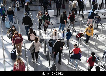 Orlando, États-Unis.23rd décembre 2021.Les gens sont vus dans une ligne de point de contrôle de sécurité de la TSA à l'aéroport international d'Orlando deux jours avant Noël.en raison de l'augmentation et de la propagation des infections covid-19 et Omicron variante, les voyageurs de vacances prennent des précautions supplémentaires en se faisant tester pour le virus avant de se retrouver avec la famille et les amis.Crédit : SOPA Images Limited/Alamy Live News Banque D'Images