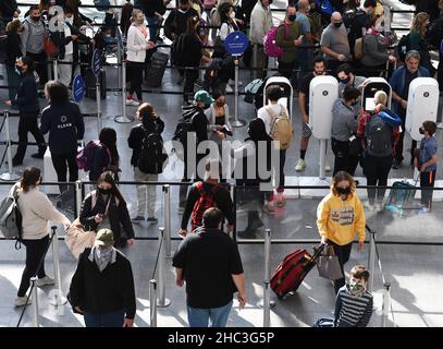 Orlando, États-Unis.23rd décembre 2021.Les gens sont vus dans une ligne de point de contrôle de sécurité de la TSA à l'aéroport international d'Orlando deux jours avant Noël.en raison de l'augmentation et de la propagation des infections covid-19 et Omicron variante, les voyageurs de vacances prennent des précautions supplémentaires en se faisant tester pour le virus avant de se retrouver avec la famille et les amis.(Photo de Paul Hennessy/SOPA Images/Sipa USA) crédit: SIPA USA/Alay Live News Banque D'Images