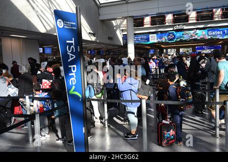 Orlando, États-Unis.23rd décembre 2021.Les gens sont vus dans une ligne de point de contrôle de sécurité de la TSA à l'aéroport international d'Orlando deux jours avant Noël.en raison de l'augmentation et de la propagation des infections covid-19 et Omicron variante, les voyageurs de vacances prennent des précautions supplémentaires en se faisant tester pour le virus avant de se retrouver avec la famille et les amis.(Photo de Paul Hennessy/SOPA Images/Sipa USA) crédit: SIPA USA/Alay Live News Banque D'Images