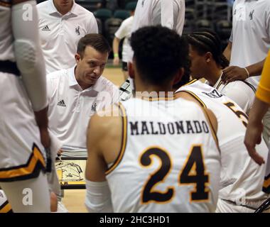 23 décembre 2021 - le chef de l'entraîneur Jeff Linder des Wyoming Cowboys pendant une période de temporisation lors d'un match entre les Wyoming Cowboys et les Northern Iowa Panthers pendant le Diamond Head Classic à la Squili Arena au Stan Sheriff Center à Honolulu, HI - Michael Sullivan/CSM Banque D'Images