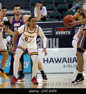 23 décembre 2021 - les cow-boys du Wyoming gardent Xavier DuSell #53 défend lors d'un match entre les Cowboys du Wyoming et les Panthers du nord de l'Iowa lors de la Diamond Head Classic à la Simplili Arena au Stan Sheriff Centre à Honolulu, HI - Michael Sullivan/CSM Banque D'Images