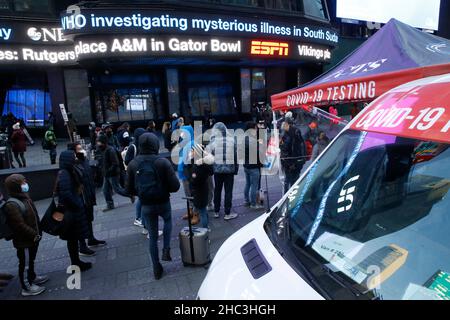 New York, États-Unis.23rd décembre 2021.Les gens recevront un test gratuit Covid-19 à Times Square le 23 décembre 2021 à New York City, aux États-Unis.Comme de plus en plus de voyageurs devraient prendre les airs et les routes cette année, les gens sont devenus plus anxieux à la suite de la montée rapide de la nouvelle variante Covid, Omicron, cette saison des fêtes.Selon certaines sources, la ville a sous-estimé le nombre de sites d'essai requis pour servir les communautés, en tenant compte des longues files d'attente. (Photo de John Lamparski/Sipa USA) crédit: SIPA USA/Alay Live News Banque D'Images