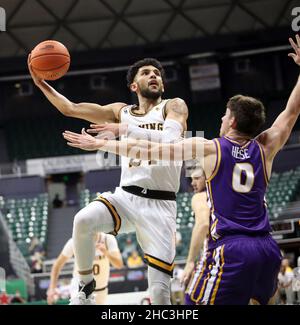 23 décembre 2021 - le gardien des cow-boys du Wyoming Hunter Maldonado #24 met en place un jeu entre les Cowboys du Wyoming et les Panthers du nord de l'Iowa pendant le Diamond Head Classic à la Simplili Arena au Stan Sheriff Center à Honolulu, HI - Michael Sullivan/CSM Banque D'Images