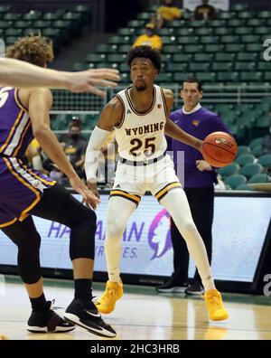 23 décembre 2021 - Wyoming Cowboys avance Jeremiah Oden #25 lors d'un match entre les Wyoming Cowboys et les Northern Iowa Panthers pendant le Diamond Head Classic à la Simplili Arena au Stan Sheriff Centre à Honolulu, HI - Michael Sullivan/CSM Credit: CAL Sport Media/Alay Live News Banque D'Images