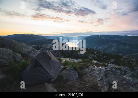 Camping dans les montagnes de Norvège Banque D'Images