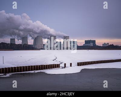 Paysage de bassin avec centrale électrique Banque D'Images