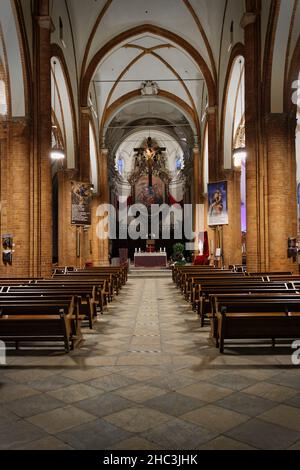 Moncalieri, Italie.23rd décembre 2021.La statue de la Vierge bénie de Batnaya, mutilée par les soldats de Daesh et trouvée dans la plaine de Ninive, en Irak, est montrée dans l'église gothique de Santa Maria della Scala.Credit: MLBARIONA/Alamy Live News Banque D'Images