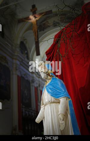 Moncalieri, Italie.23rd décembre 2021.La statue de la Vierge bénie de Batnaya, mutilée par les soldats de Daesh et trouvée dans la plaine de Ninive, en Irak, est montrée dans l'église gothique de Santa Maria della Scala.Credit: MLBARIONA/Alamy Live News Banque D'Images