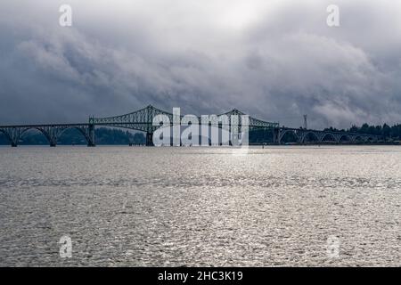 Le McCullough Memorial Bridge traverse la baie de Coos lors d'une journée découverte près de North Bend dans l'Oregon, aux États-Unis Banque D'Images