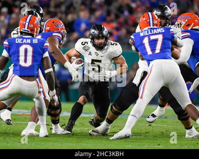 Tampa, Floride, États-Unis.23rd décembre 2021.Les chevaliers de l'UCF qui reviennent Ésaïe Bowser (5) pendant la moitié de 1st de l'Union Home Mortgage Gasparilla Bowl entre les Gators de Floride et les chevaliers de l'UCF au stade Raymond James à Tampa, en Floride.Roméo T Guzman/CSM/Alamy Live News Banque D'Images