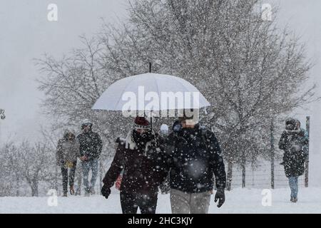 Plateau du Golan.23rd décembre 2021.Les gens apprécient la neige à la station de ski du Mont Hermon, sur le plateau du Golan occupé par Israël, le 23 décembre 2021.Credit: Ayal Margolin/JINI via Xinhua/Alamy Live News Banque D'Images