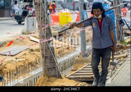 Pattaya, THAÏLANDE - 27 OCTOBRE 2019:Beachroute C'est une partie du chantier, où les travailleurs thaïlandais ont modernisé la canalisation. Banque D'Images