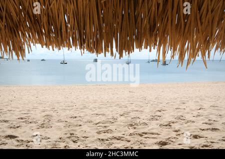 Alter do Chão,Brésil,21 novembre 2021.Straw de kiosques avec la rivière Tapajós en arrière-plan dans Alter do Chão, État de Pará, région amazonienne. Banque D'Images