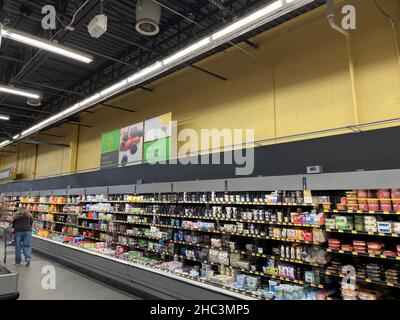 Martinez, GA USA - 12 23 21: Walmart Retail Grocery store interior Banque D'Images