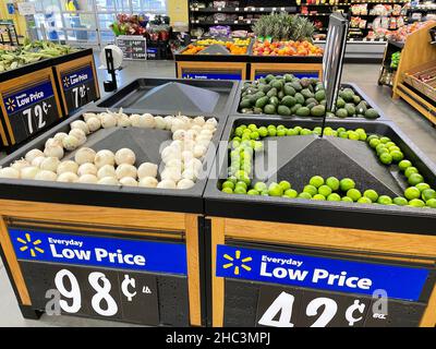 Martinez, GA USA - 12 23 21: Walmart Retail Grocery store interior Banque D'Images