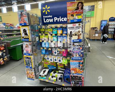 Martinez, GA USA - 12 23 21: Walmart Retail Grocery store interior Banque D'Images