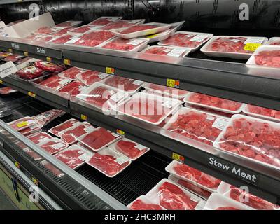 Martinez, GA USA - 12 23 21: Walmart Retail Grocery store interior Banque D'Images