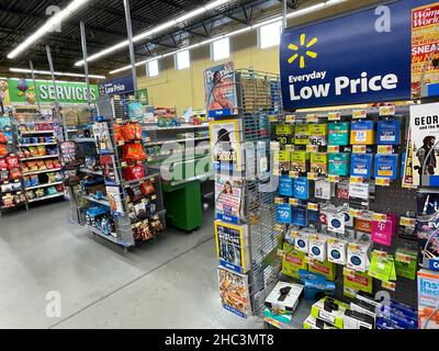Martinez, GA USA - 12 23 21: Walmart Retail Grocery store interior Banque D'Images