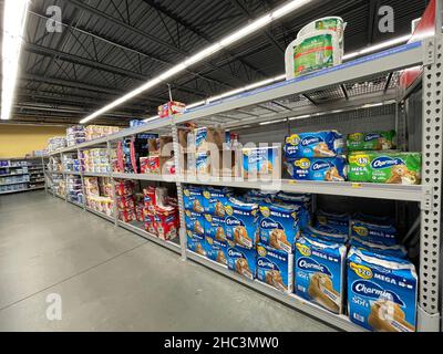 Martinez, GA USA - 12 23 21: Walmart Retail Grocery store interior Banque D'Images