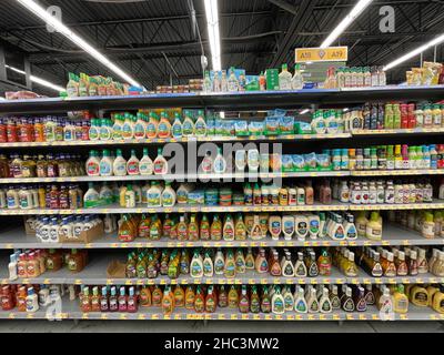 Martinez, GA USA - 12 23 21: Walmart Retail Grocery store interior Banque D'Images