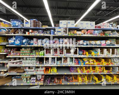 Martinez, GA USA - 12 23 21: Walmart Retail Grocery store interior Banque D'Images