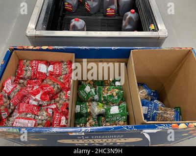 Martinez, GA USA - 12 23 21: Walmart Retail Grocery store interior Banque D'Images