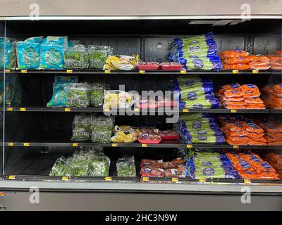 Martinez, GA USA - 12 23 21: Walmart Retail Grocery store interior Banque D'Images