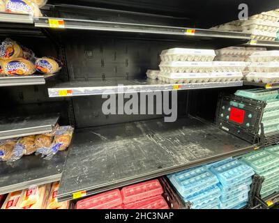 Martinez, GA USA - 12 23 21: Walmart Retail Grocery store interior Banque D'Images