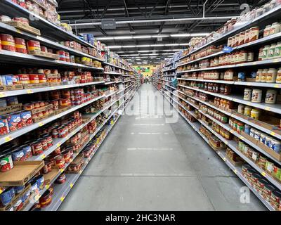 Martinez, GA USA - 12 23 21: Walmart Retail Grocery store interior Banque D'Images