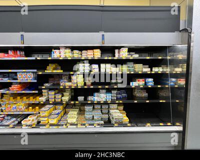 Martinez, GA USA - 12 23 21: Walmart Retail Grocery store interior Banque D'Images