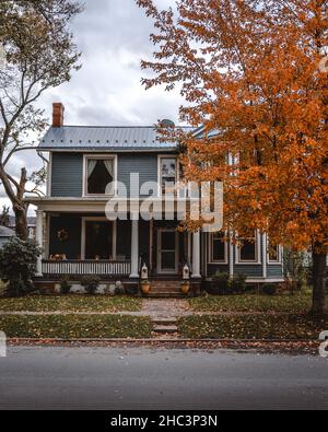 Belle maison privée entourée d'orangers lumineux en automne Banque D'Images