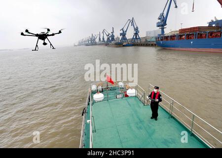 NANJING, CHINE - le 24 DÉCEMBRE 2021 - Un policier qui exploite un drone de police à un poste de contrôle frontalier d'entrée se prépare à effectuer un appel aérien Banque D'Images