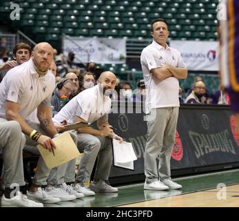 23 décembre 2021 - Jeff Linder, entraîneur-chef des Wyoming Cowboys, lors d'un match entre les Wyoming Cowboys et les Northern Iowa Panthers pendant le Diamond Head Classic à la Simplili Arena au Stan Sheriff Centre à Honolulu, HI - Michael Sullivan/CSM Credit: CAL Sport Media/Alay Live News Banque D'Images