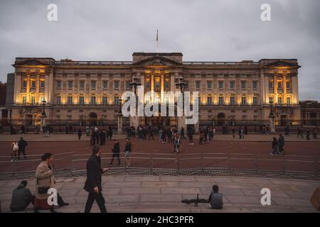 Buckingham Palace la nuit avec les gens qui marchent autour. Londres, Angleterre Banque D'Images