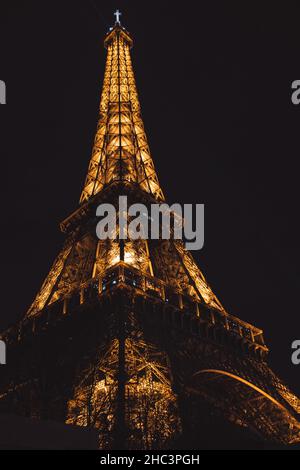 Photo en petit angle de la Tour Eiffel la nuit. Paris, France Banque D'Images