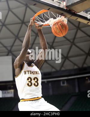 23 décembre 2021 - Wyoming Cowboys avance Graham Ike #33 lance une maison lors d'un match entre les Wyoming Cowboys et les Northern Iowa Panthers pendant le Diamond Head Classic à la Simplili Arena au Stan Sheriff Center à Honolulu, HI - Michael Sullivan/CSM Credit:CAL Sport Media/Alamy Live News Banque D'Images