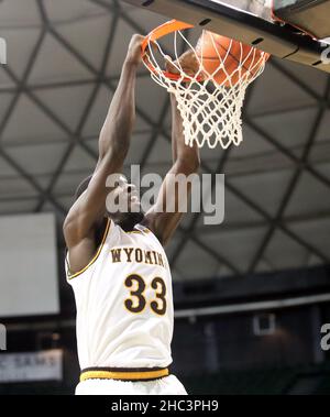 23 décembre 2021 - Wyoming Cowboys avance Graham Ike #33 lance une maison lors d'un match entre les Wyoming Cowboys et les Northern Iowa Panthers pendant le Diamond Head Classic à la Simplili Arena au Stan Sheriff Center à Honolulu, HI - Michael Sullivan/CSM Credit:CAL Sport Media/Alamy Live News Banque D'Images