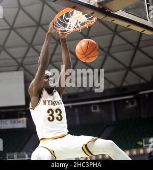 23 décembre 2021 - Wyoming Cowboys avance Graham Ike #33 lance une maison lors d'un match entre les Wyoming Cowboys et les Northern Iowa Panthers pendant le Diamond Head Classic à la Simplili Arena au Stan Sheriff Center à Honolulu, HI - Michael Sullivan/CSM Credit:CAL Sport Media/Alamy Live News Banque D'Images