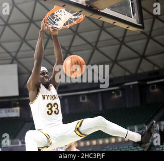 23 décembre 2021 - Wyoming Cowboys avance Graham Ike #33 lance une maison lors d'un match entre les Wyoming Cowboys et les Northern Iowa Panthers pendant le Diamond Head Classic à la Simplili Arena au Stan Sheriff Center à Honolulu, HI - Michael Sullivan/CSM Credit:CAL Sport Media/Alamy Live News Banque D'Images