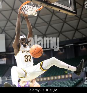 23 décembre 2021 - Wyoming Cowboys avance Graham Ike #33 lance une maison lors d'un match entre les Wyoming Cowboys et les Northern Iowa Panthers pendant le Diamond Head Classic à la Simplili Arena au Stan Sheriff Center à Honolulu, HI - Michael Sullivan/CSM Credit:CAL Sport Media/Alamy Live News Banque D'Images