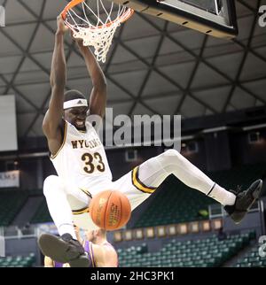 23 décembre 2021 - Wyoming Cowboys avance Graham Ike #33 lance une maison lors d'un match entre les Wyoming Cowboys et les Northern Iowa Panthers pendant le Diamond Head Classic à la Simplili Arena au Stan Sheriff Center à Honolulu, HI - Michael Sullivan/CSM Credit:CAL Sport Media/Alamy Live News Banque D'Images