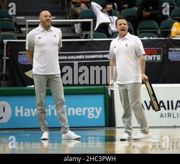 23 décembre 2021 - Jeff Linder, entraîneur-chef des Wyoming Cowboys, n'a pas été satisfait des arbitres lors d'un match entre les Wyoming Cowboys et les Northern Iowa Panthers pendant le Diamond Head Classic à la Simplili Arena au Stan Sheriff Center à Honolulu, HI - Michael Sullivan/CSM Credit:CAL Sport Media/Alamy Live News Banque D'Images