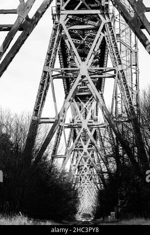 Prise de vue verticale en niveaux de gris d'un pont Banque D'Images