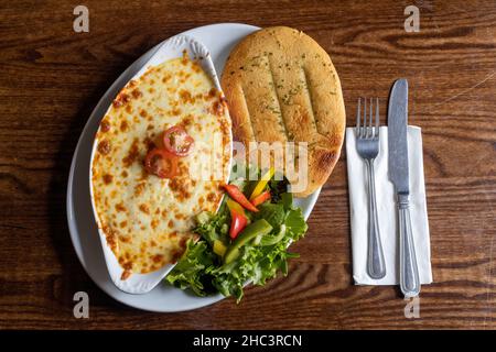 Vue de dessus de Cannelloni avec pain plat à l'ail et salade Banque D'Images