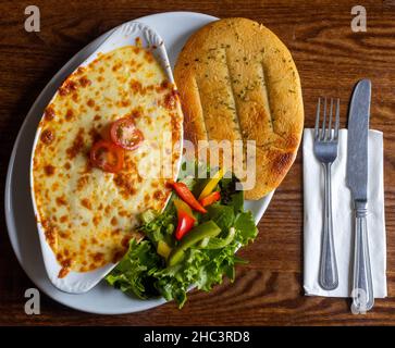 Vue de dessus de Cannelloni avec pain plat à l'ail et salade Banque D'Images